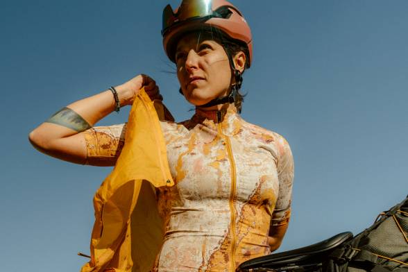 Frontal close-up of a cyclist in summery functional clothing